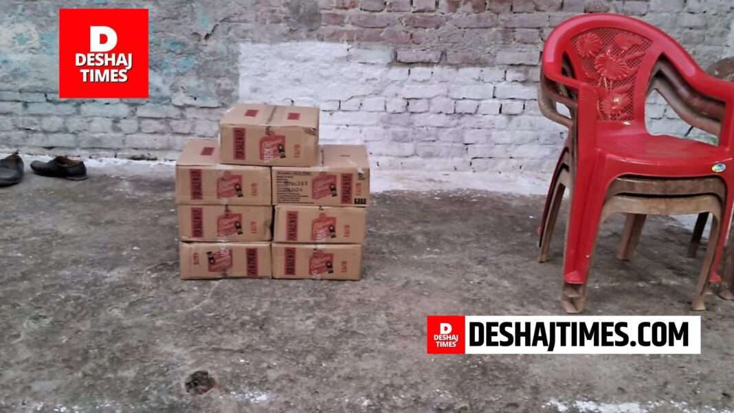 Darbhanga News | Kusheshwarsthan News | Liquor network game exposed near the toilet of the ground floor of the house at Kalna Chowk on Kusheshwarsthan-Biraul main road, 2 smugglers caught.