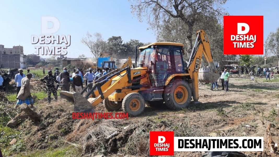 Bulldozer runs on encroachers of Varuna Rasiyari SH 88 under construction in Darbhanga Benipur.