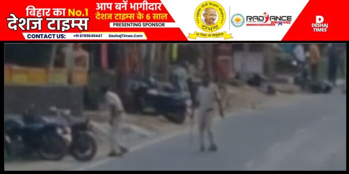 Darbhanga News: Watch VIDEO | Bike of two policemen of Benipur destroyed, bike damaged with bricks, stones, sticks, video viral? Watch VIDEO |