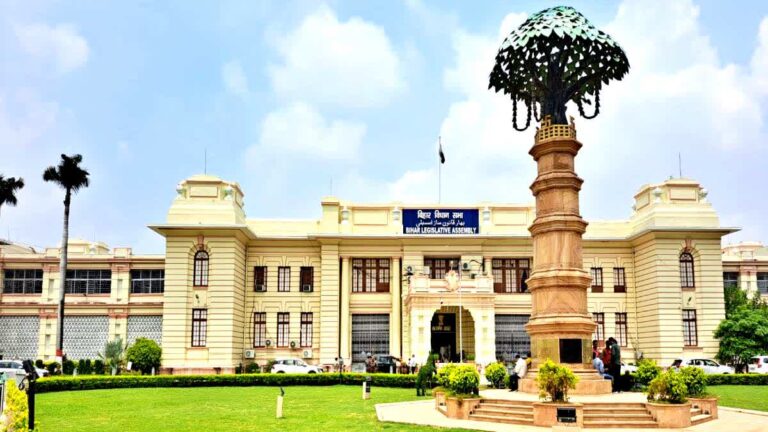 Bihar MLC Elections: 8 सीटों पर ‘साख की जंग’, शिक्षक-स्नातक वोटर तय करेंगे किसकी संगठन शक्ति सबसे मजबूत, Darbhanga से इन्होने ठोकी ताल तो तिरहुत में भी दिलचस्प मुकाबला