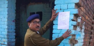 Darbhanga News: फरार अभियुक्त पंकज मलिक पर दरभंगा पुलिस का शिकंजा, घर पर चिपकाया गया इश्तहार