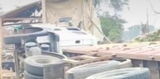 Sultanganj Road Accident: सुलतानगंज में हाइवा पलटा, सुलतानगंज-मुंगेर मुख्य मार्ग पर फंसे लोग