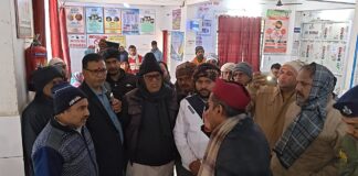 Bhagalpur News: जब सन्हौला स्वास्थ्य केंद्र पहुंचे MLA शोभानंद मुकेश, अवैध क्लिनिकों के शटर गिरने लगे, गरीबों से वसूली पर भड़के