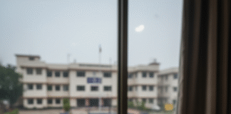 किशनगंज में घूसखोरी का फिल्मी सीन, होटल में ‘डील’ करते सरकारी बाबू को दबोचा Bihar News Deshaj Times