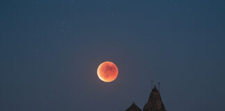 चंद्र ग्रहण का मां से गहरा रिश्ता: ज्योतिषीय महत्व और प्रभाव Bihar News Deshaj Times