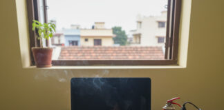 लैपटॉप ओवरहीटिंग: अपने डिवाइस को कैसे बचाएं आग लगने से और हजारों का नुकसान होने से? Bihar News Deshaj Times