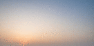 NH-27 पर फुट ओवर ब्रिज से टकराया अनियंत्रित हाइवा, बाल-बाल बचे लोग Bihar News Deshaj Times