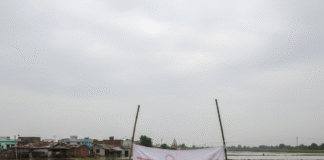 मुजफ्फरपुर में बाढ़ पीड़ितों का बढ़ा आक्रोश, मुआवजे की मांग को लेकर अनिश्चितकालीन अनशन शुरू Bihar News Deshaj Times