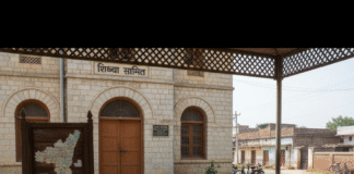 NH-27 पर हाइवा और फुट ओवर ब्रिज की टक्कर: इलाके में हड़कंप, यातायात बाधित Bihar News Deshaj Times