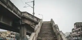 Darbhanga के कटहलबाड़ी RoB की सीढ़ियां जर्जर, मंडरा रहा बड़े हादसे का खतरा, पढ़िए रिपोर्ट image-464 (1)