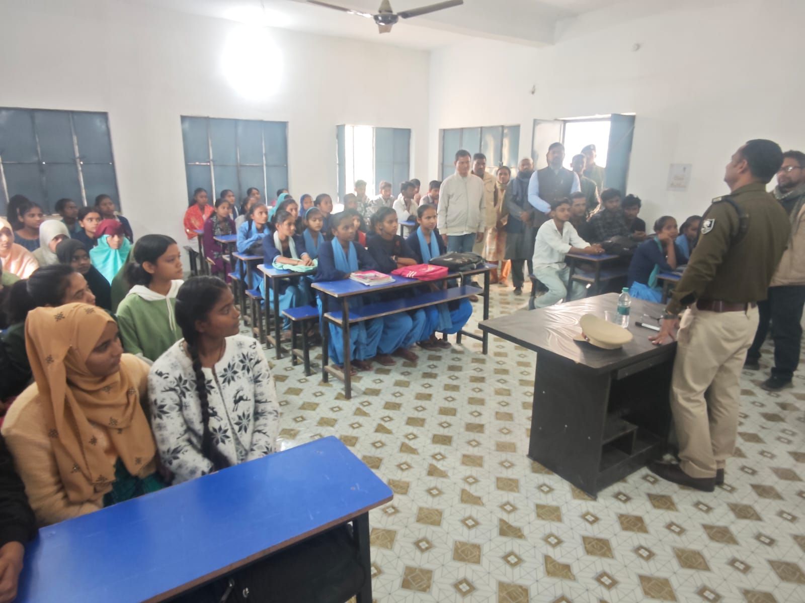 साइबर अपराध से कैसे बचें, दरभंगा के छात्रों को मिला SDPO प्रभाकर तिवारी का गुरु मंत्र, जानिए किसे बताया बड़ा हथियार | Deshaj Times साइबर अपराध से कैसे बचें, दरभंगा के छात्रों को मिला SDPO प्रभाकर तिवारी का गुरु मंत्र, जानिए किसे बताया बड़ा हथियार