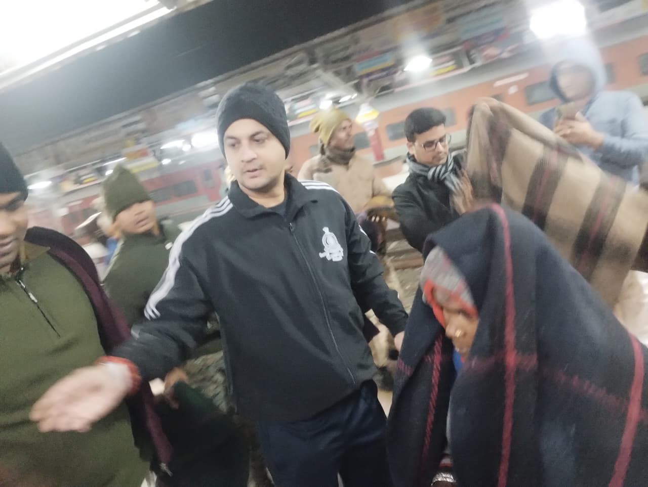 Madhubani Breaking News: DM आनंद शर्मा बने 'देवदूत', जानिए ठंड की रात कहां पहुंचे, लोगों को बड़ी राहत