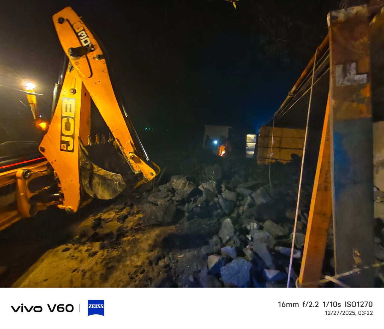 Bhagalpur Truck Accident: सन्हौला में घने कोहरे में कोयला लदा ट्रक पलटा, NH पर लंबा ट्रैफिक जाम