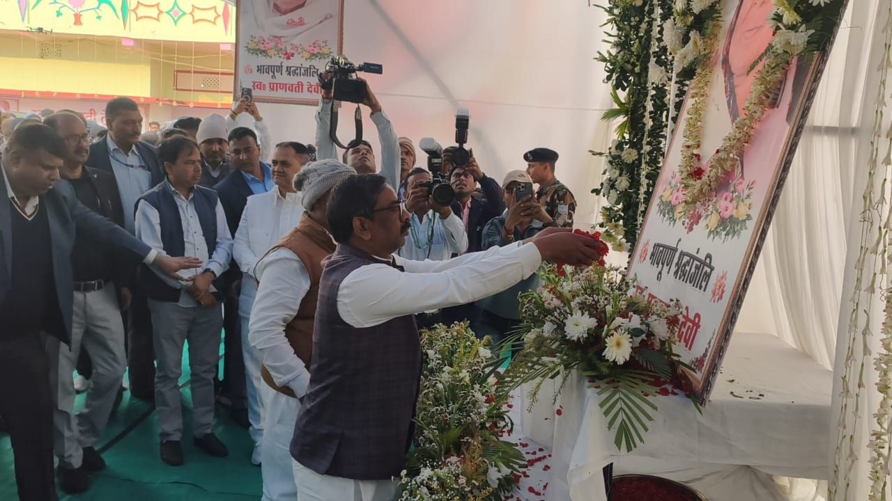 Banka News: बांका में श्रद्धांजलि सभा, झारखंड सीएम हेमंत और बिहार डिप्टी सीएम सम्राट ने दी मंत्री संजय यादव की माता को श्रद्धांजलि