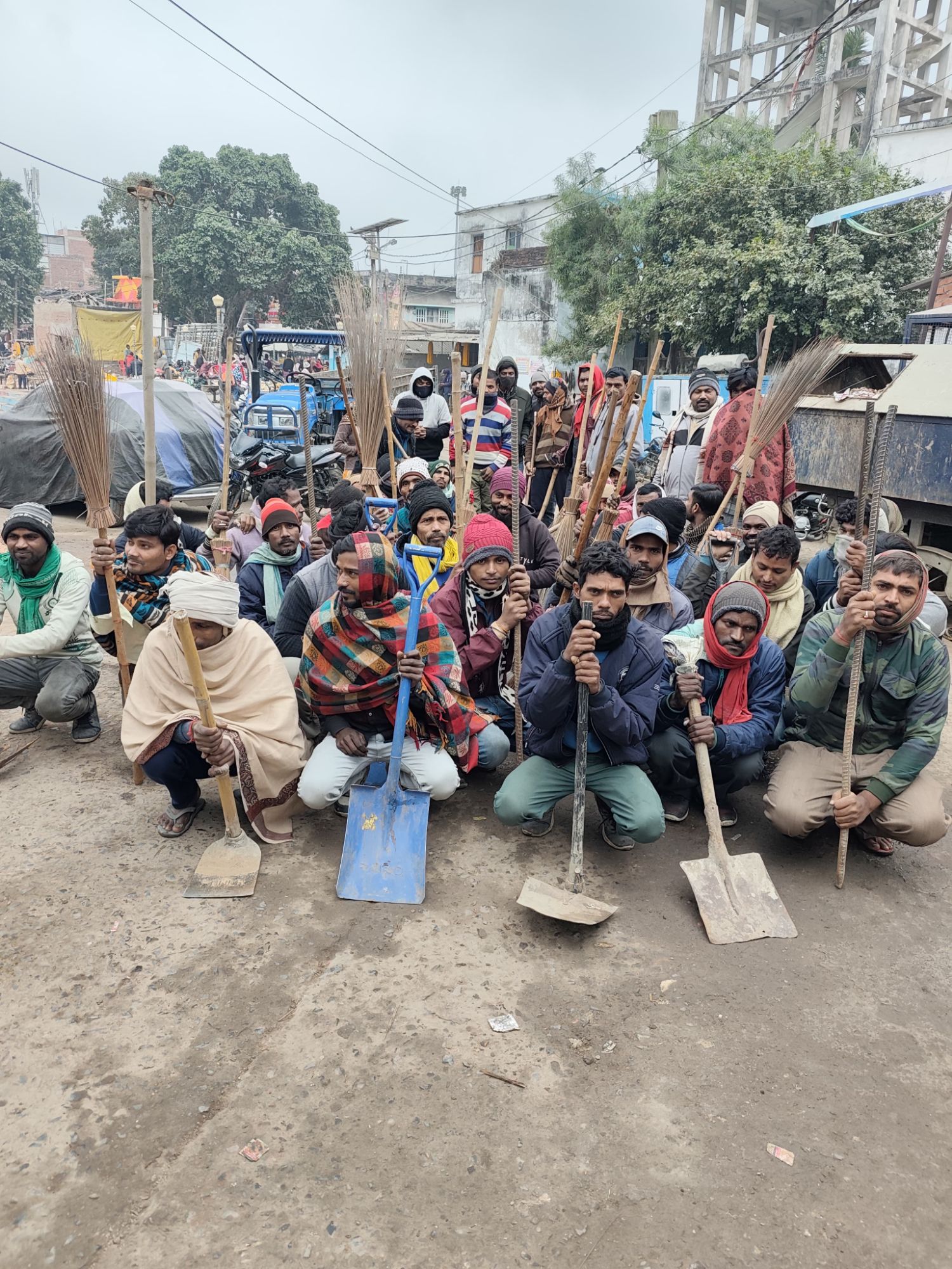 Darbhanga Kusheshwarsthan News: नव वर्ष के उत्सव पर शिवनगरी मैली, लगा गंदगी का अंबार, हड़ताल पर सफाईकर्मी, 13 वार्डों का रंग बदरंग