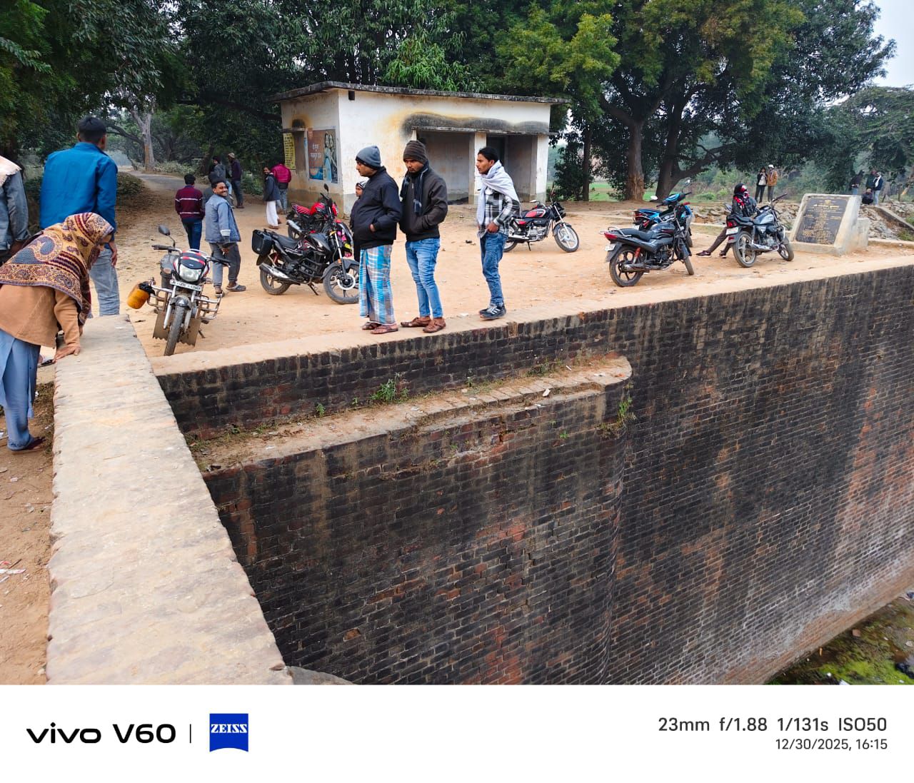 Bhagalpur Accident: सन्हौला में मौत और ज़िंदगी के बीच जद्दोजहद, 50 फीट नीचे गिरा युवक, हालत गंभीर