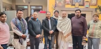 दरभंगा के बिरौल में शोक संतप्त परिवारों से मिले भाजपा जिला महामंत्री संजय कुमार सिंह उर्फ़ पप्पू सिंह, विनय पासवान और डॉ. राजेश झा, कहा, संकट में हम हैं साथ