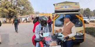 Bokaro Road Safety: चालकों को गुलाब, नियमों की पढ़ाई और ‘रोको-टोको’, लौटेगी सड़कों पर जान!