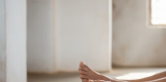 Premanand Ji Maharaj: क्या चरण स्पर्श से घटता है गुरुजनों का पुण्य? जानें प्रेमानंद महाराज का दिव्य मार्गदर्शन Bihar News Deshaj Times