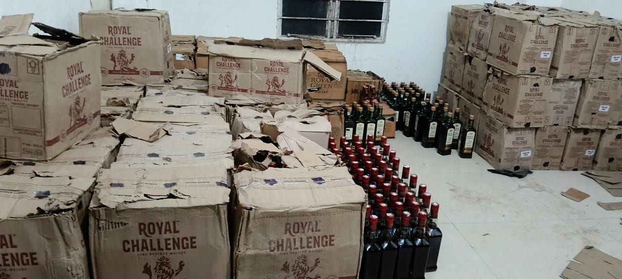 Darbhanga Alcohol Seizure: घनश्यामपुर में शराब का बड़ा जखीरा बरामद, 1500 से अधिक बोतलें, तस्कर, पढ़िए SDPO प्रभाकर तिवारी का खुलासा