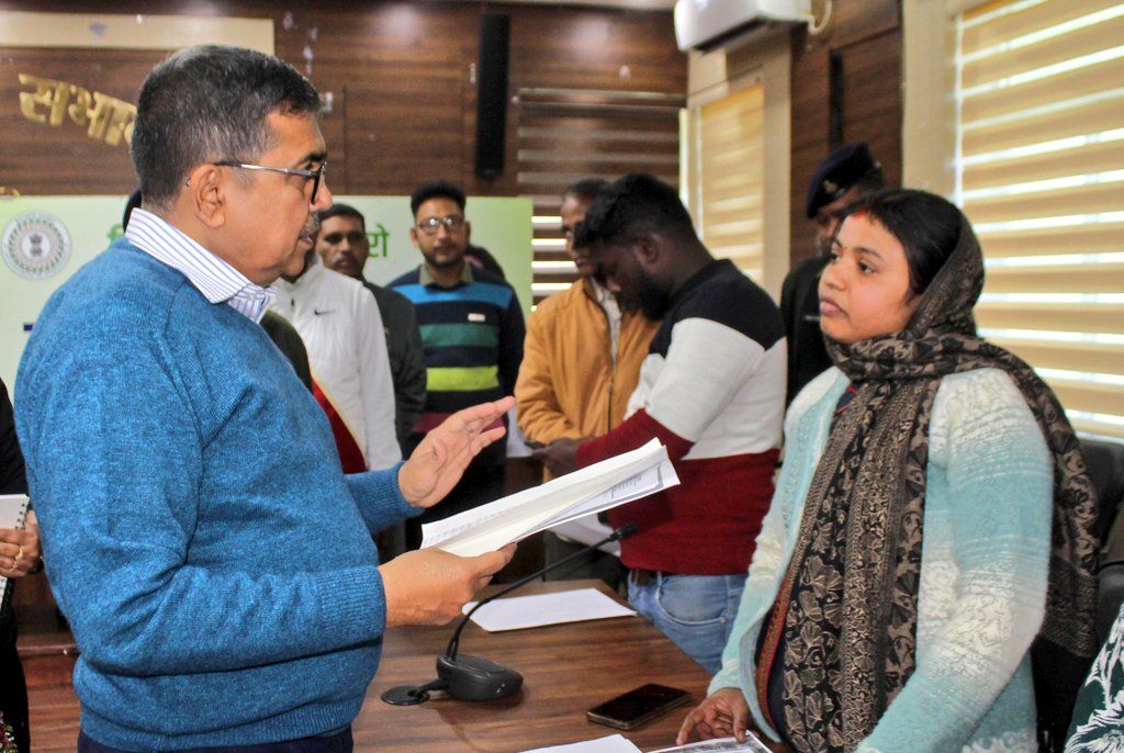 Bokaro News: जनता दरबार में DC Ajay Nath Jha ने सुनी 49 शिकायतें, ऑन द स्पॉट समाधान