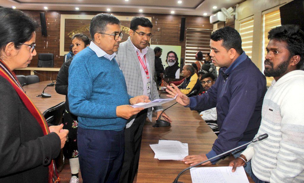 Bokaro News: जनता दरबार में DC Ajay Nath Jha ने सुनी 49 शिकायतें, ऑन द स्पॉट समाधान