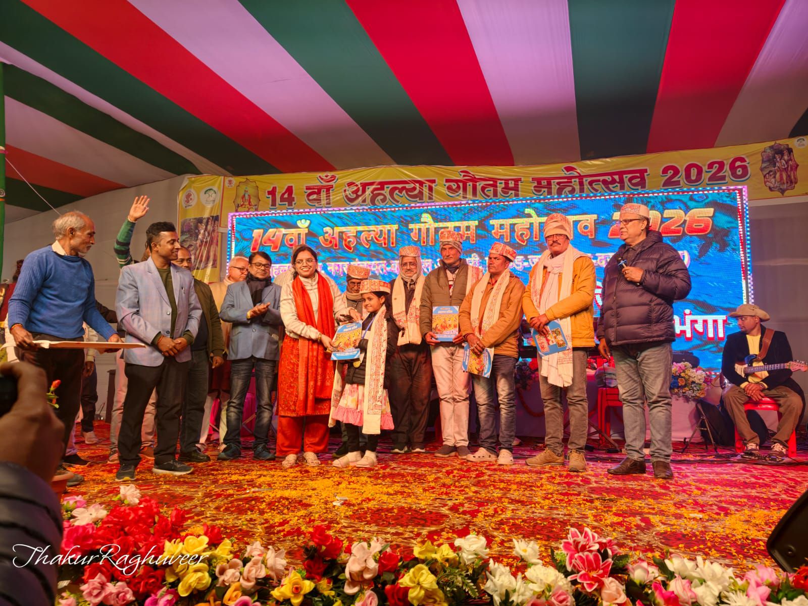 Darbhaga News : कमतौल अहल्या गौतम महोत्सव में जॉली मुखर्जी ने झुमाया, नीलोफर शबनम ने 'इक राधा इक मीरा दोनों ने श्याम को चाहा...दर्शकों को मनोरंजन और कॉमेडी का तड़का