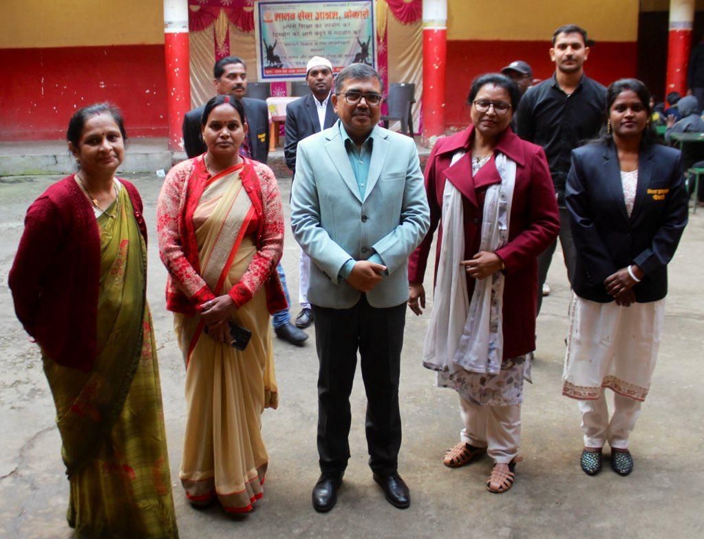 Bokaro News: DC Ajay Nath Jha की मकर संक्रांति... दिव्यांग बच्चों और वृद्धजनों से मानवीय स्पर्श, पर्व एक नए अर्थ से...