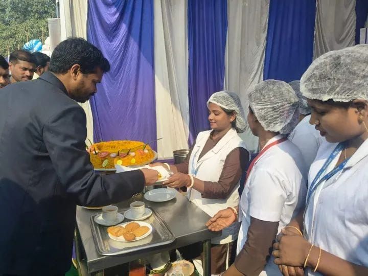 Kishanganj News: किशनगंज स्थापना दिवस पर जीविका दीदियों ने बढ़ाया आत्मनिर्भरता का मान, DM विशाल राज ने चखा स्वाद