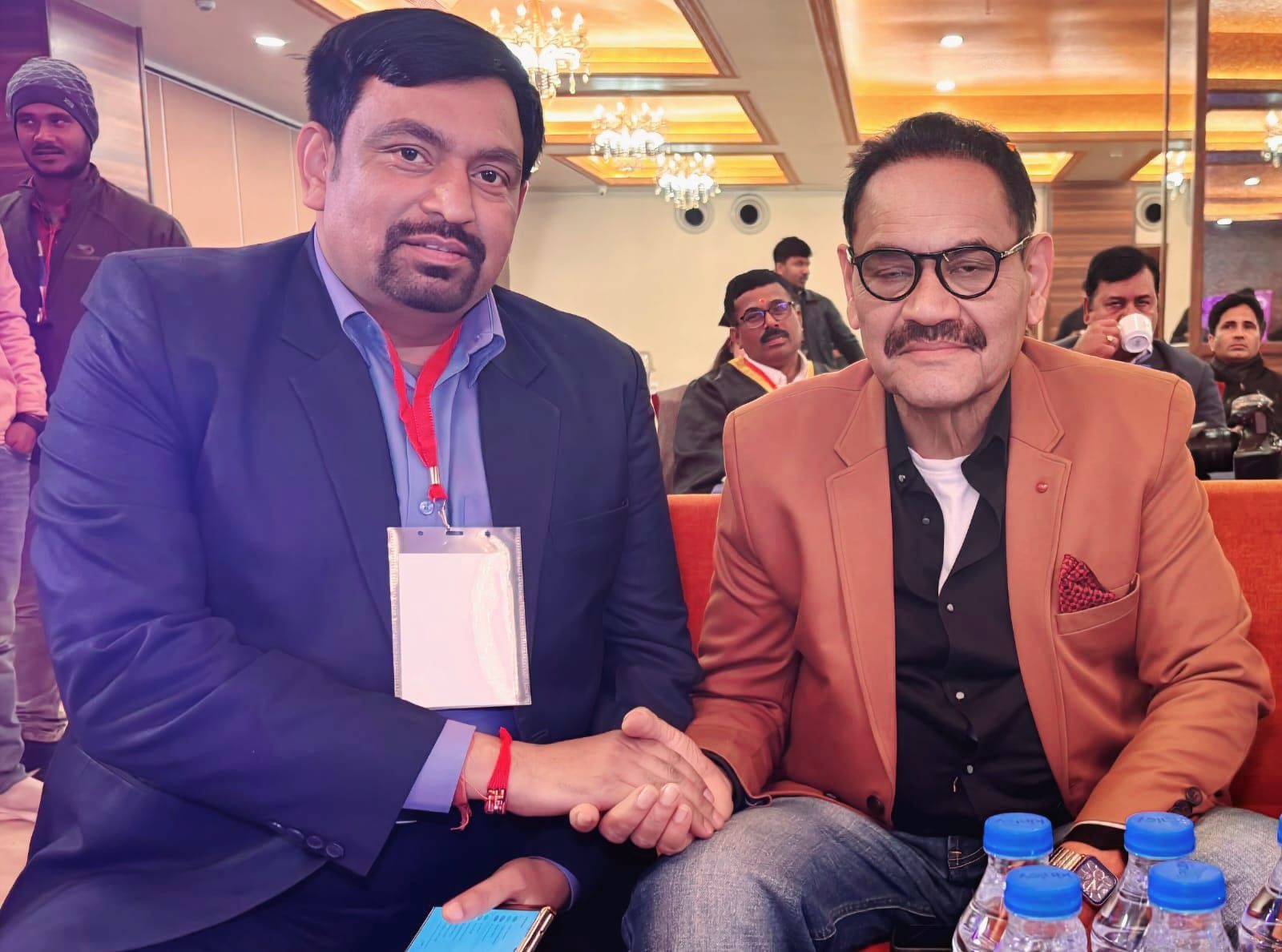 Darbhanga News: बिरौल अनुमंडल को दिल्ली में बड़ा सम्मान, स्वास्थ्य सेवा को समर्पित डॉ. राजेश झा को मिला डॉक्टरेट की मानद उपाधि, बॉलीवुड अभिनेता मुश्ताक खान ने किया सम्मानित