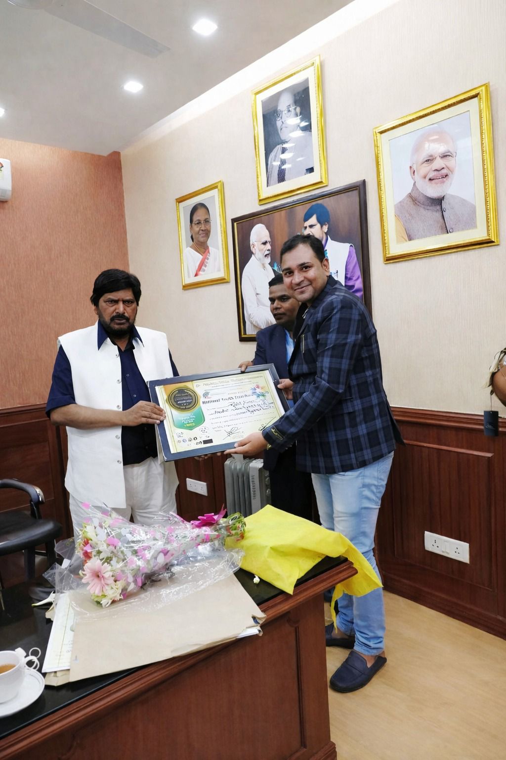 National Youth Icon Award: वंचितों की आवाज रोहित कुमार सिंह बने 'नेशनल यूथ आइकॉन ऑफ द ईयर', केंद्रीय मंत्री अठावले ने किया सम्मानित