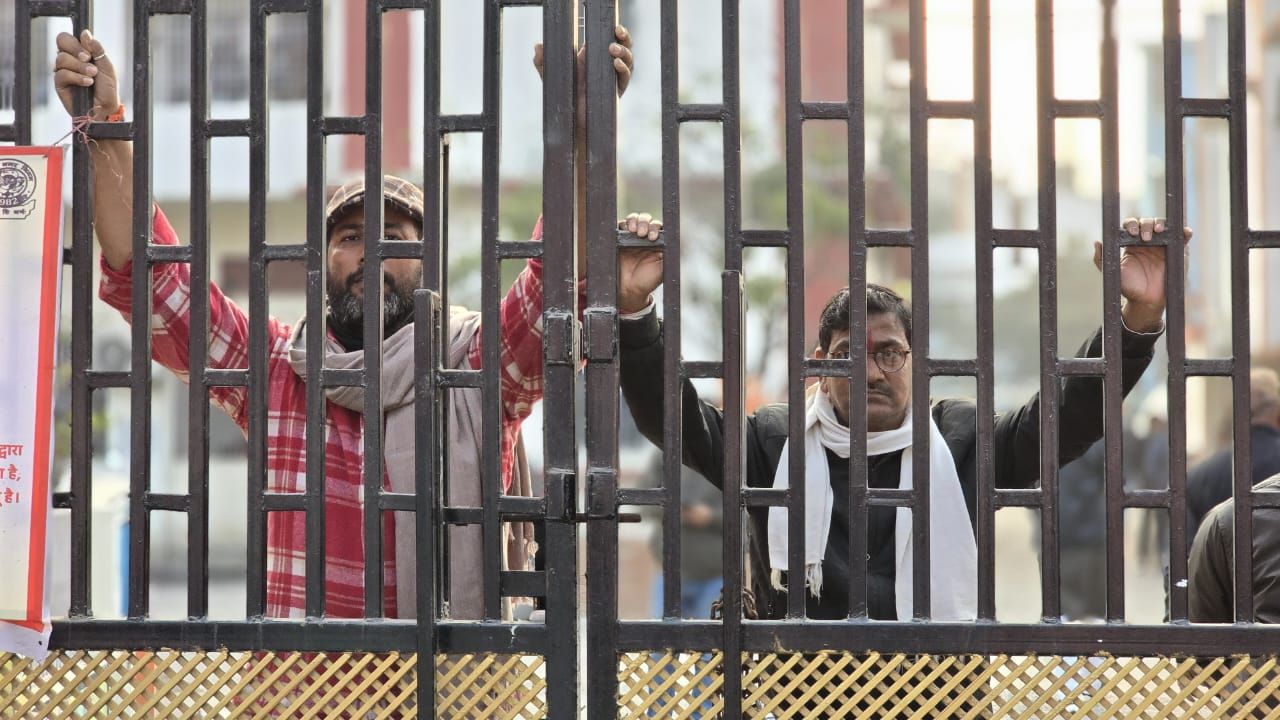 Darbhanga Corruption News : दरभंगा वृद्धाश्रम में बड़ा घोटाला, पार्षदों ने जड़ा ताला, हंगामा