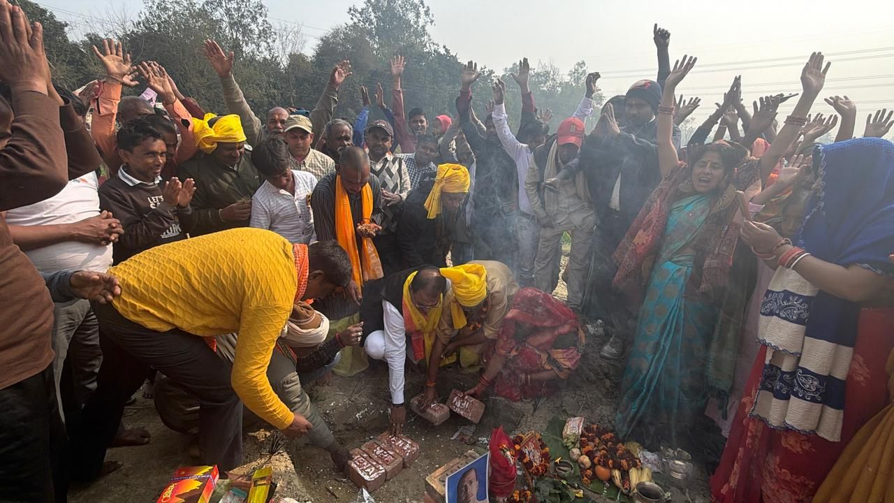 Darbhanga Mahadev Temple: दरभंगा में गूंजे 'हर-हर महादेव' के जयकारे, भव्य देवालय की रखी गई नींव, दानवीरों की हुई मुक्तकंठ से प्रशंसा | Deshaj Times Darbhanga Mahadev Temple: दरभंगा में गूंजे 'हर-हर महादेव' के जयकारे, भव्य देवालय की रखी गई नींव, दानवीरों की हुई मुक्तकंठ से प्रशंसा