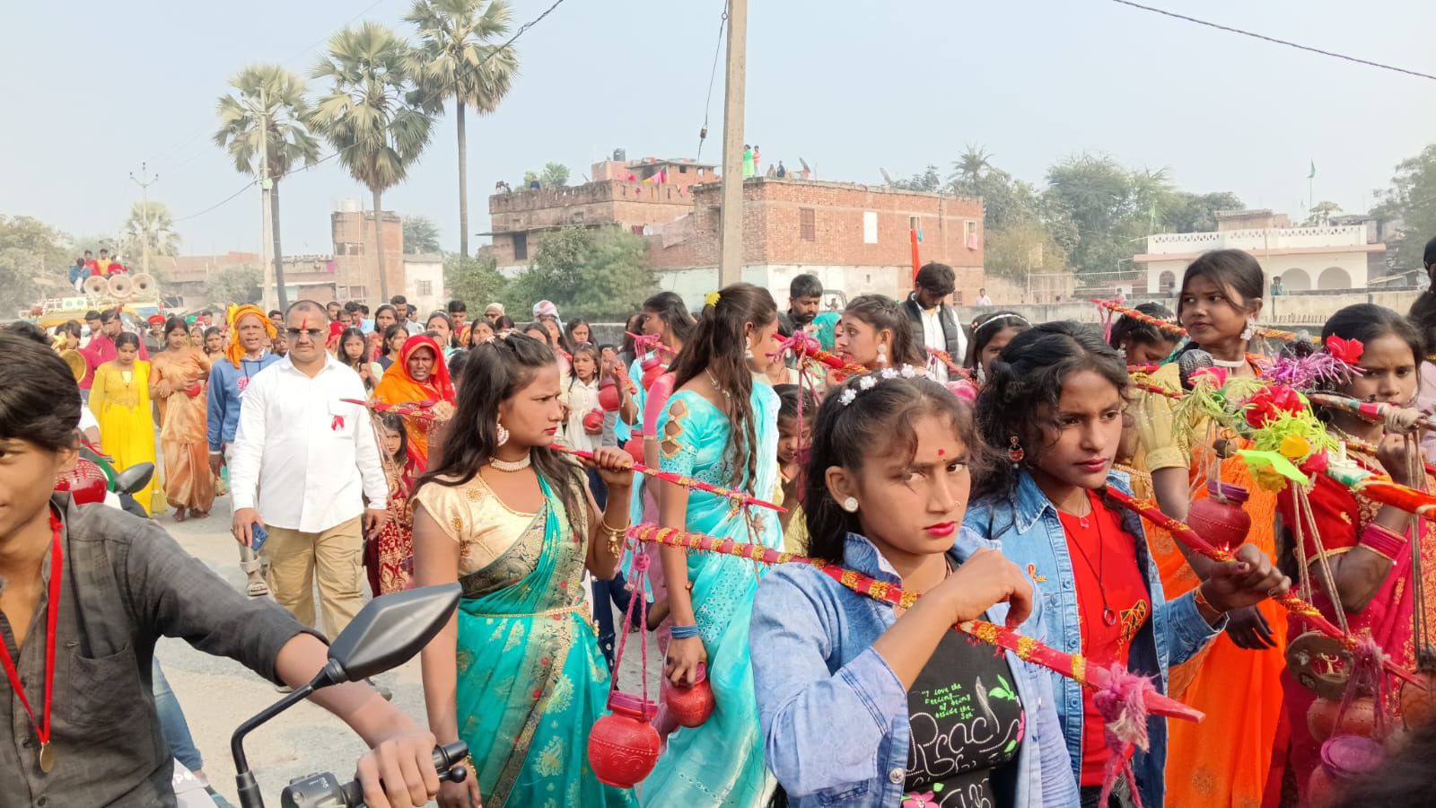 Darbhanga Narak Nivaran Chaturdashi: देकुलीधाम में कांवड़ कलश शोभा यात्रा, आकर्षक झांकियां...और साहो, पोखराम, गनोड़ा, तरवारा, नवटोल और सुपौल बाजार का शिव सैलाब