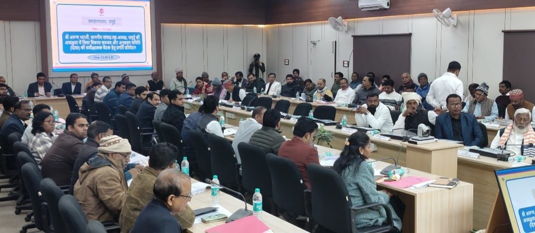 Jamui News: सांसद अरुण भारती की अधिकारियों को सख्त हिदायत, बोले- 'योजनाओं में देरी बर्दाश्त नहीं'