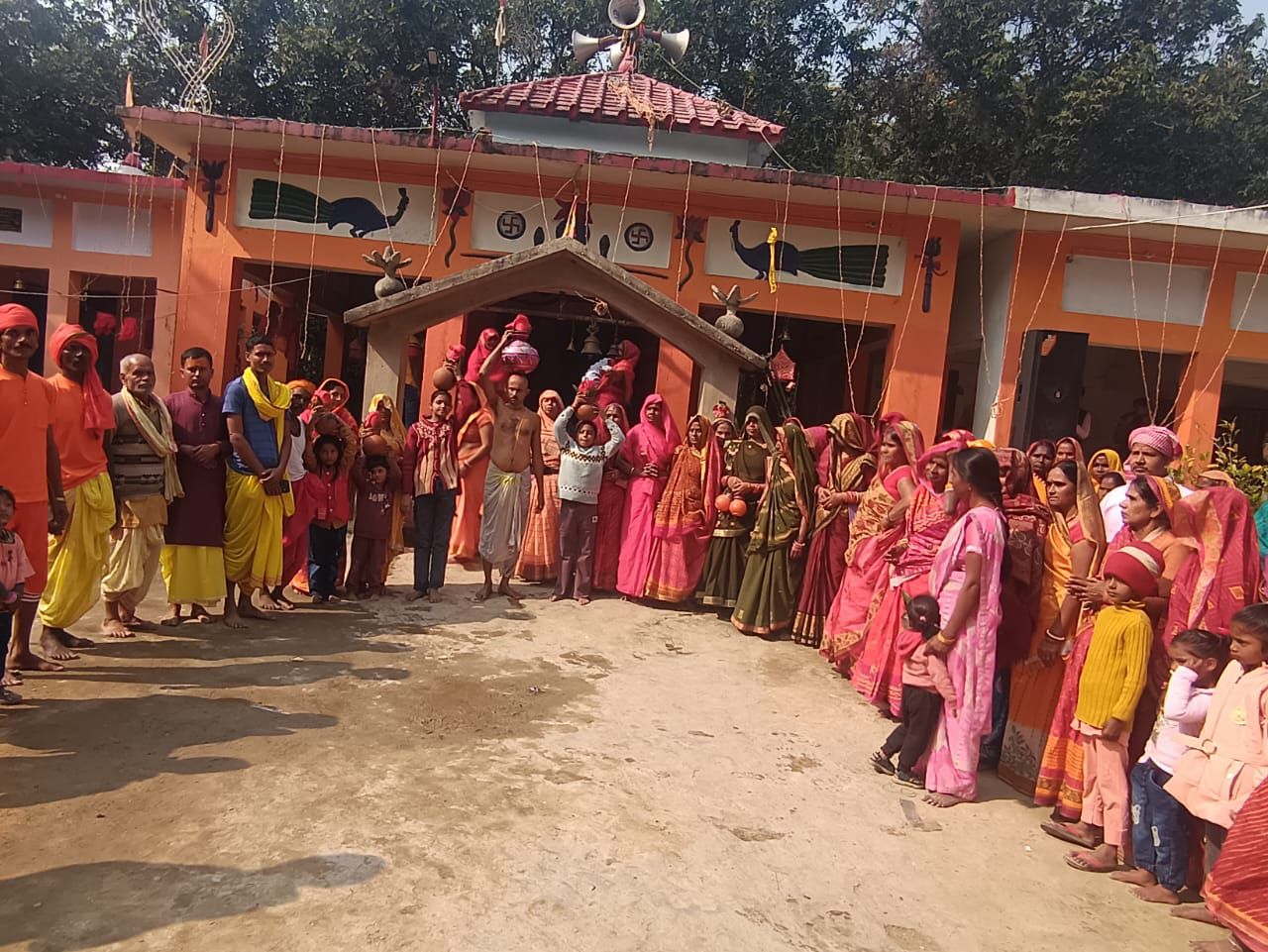 Darbhanga Gupt Navratri: अलीनगर में शिशिर की ठंडक में आस्था का महापर्व... विषहारा भगवती स्थान में नवरात्र का श्रीगणेश...कांवरियों का अद्भुत जलाभिषेक