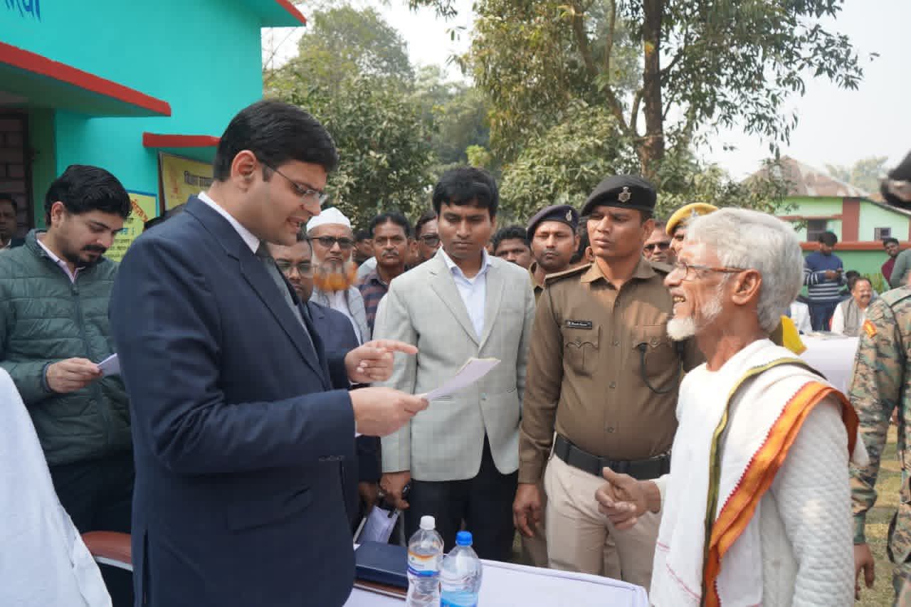 Araria News: DM विनोद दूहन... अररिया के कर्त्तव्यनिष्ठ अधिकारी की सादगी... महिलाओं के आगे हाथ जोड़े आपकी सरकार-आपके द्वार... फिर कैसे ना होगा समस्याओं का त्वरित समाधान