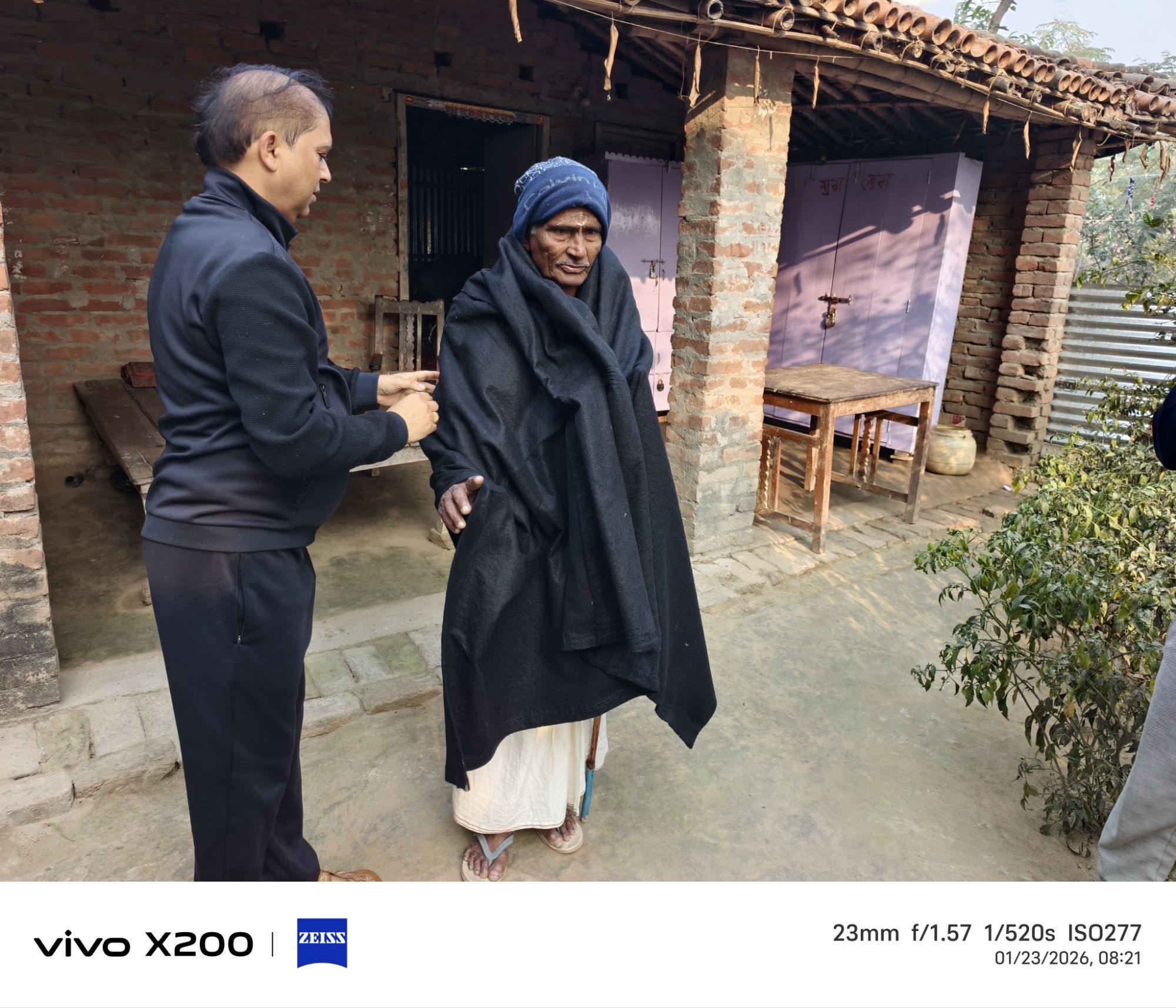 Darbhanga News: कुशेश्वरस्थान में Blanket Distribution, कांपते होठों पर खिली मुस्कान, समाजसेवी अर्जुन पोद्दार बोले- 'मैं तो बस एक माध्यम हूं'