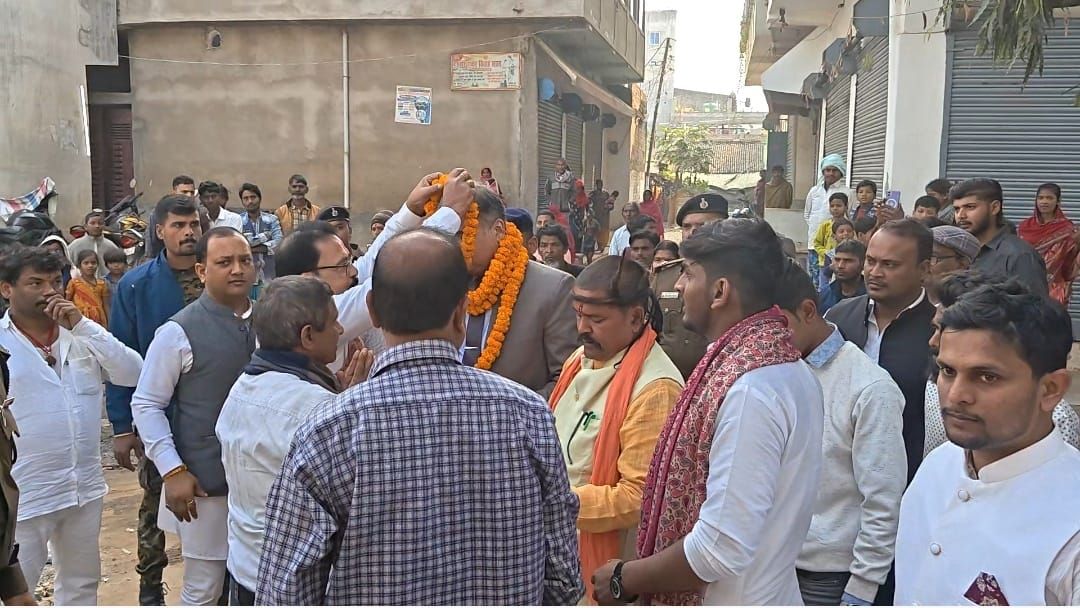 Bhagalpur News: IPS Vikas Vaibhav ने सन्हौला में भरी हुंकार, बोले- 'युवा ही बदलेंगे बिहार की तकदीर', शिव मंदिर में की पूजा-अर्चना