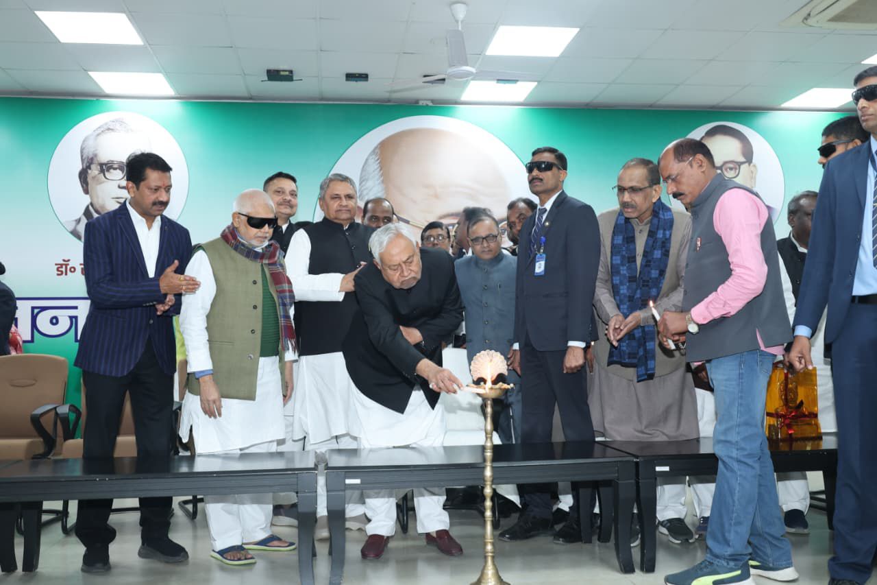 Bihar Politics: जननायक कर्पूरी ठाकुर..रौशनी आज भी सामाजिक न्याय के पथ पर...जयंती पर CM Nitish समेत दिग्गजों ने दी भावभीनी श्रद्धांजलि