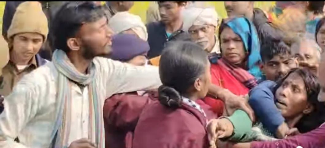 Darbhanga News: Hayaghat में अधेड़ की मौत, ग्रामीणों का फूटा गुस्सा, लाश को रोका, कहा - पहले हत्यारे को पकड़ों
