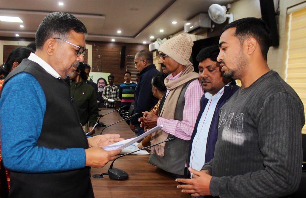 Bokaro News: जनता दरबार में उमड़ी फरियादियों की भीड़, DC Ajay Nath Jha ने 24 मामलों पर दिए तुरंत कार्रवाई के निर्देश