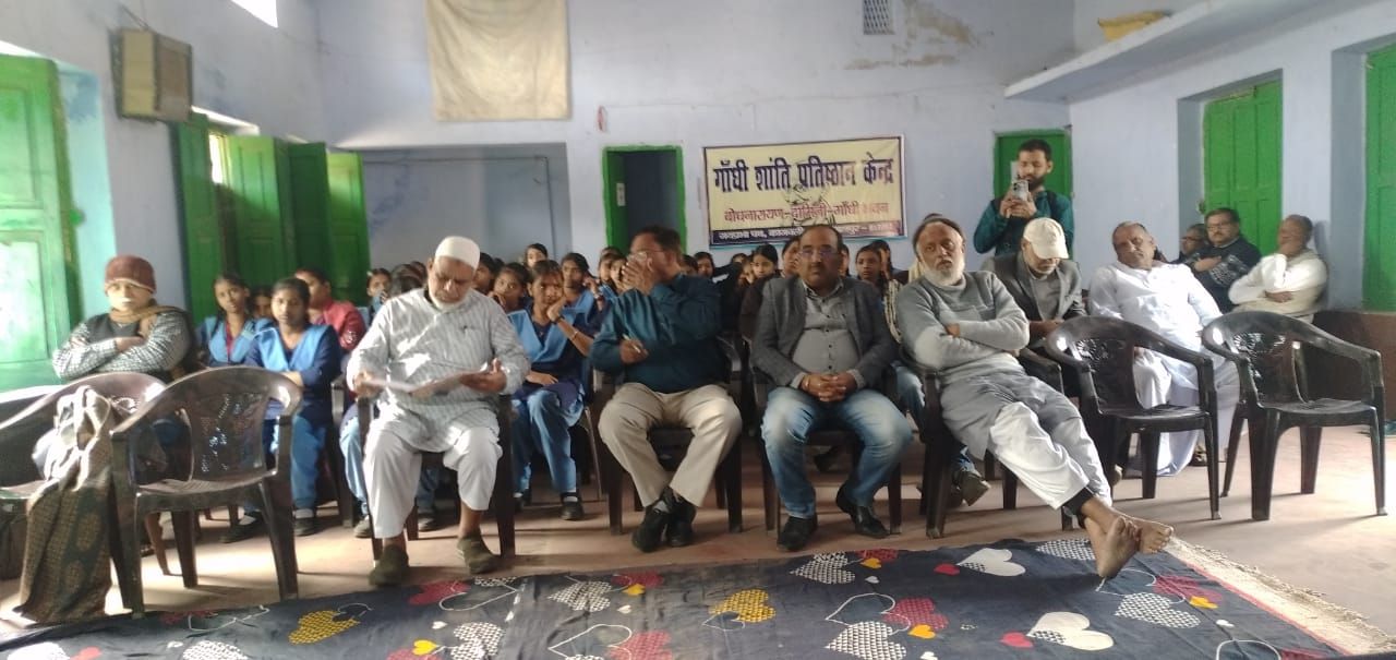 Bhagalpur News: भागलपुर में सर्वधर्म प्रार्थना, पुष्पांजलि और श्रद्धांजलि से गूंजे बापू के विचार, वक्ताओं ने कहा- 'मजबूरी नहीं, मजबूती का नाम हैं Mahatma Gandhi'