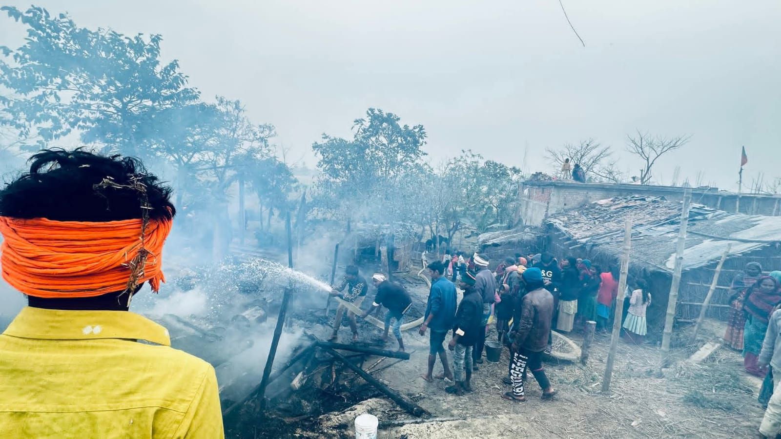 Darbhanga News: सिंहवाड़ा में भीषण आग, गांव नींद में और Fire Accident... 4 परिवार खुले आसमान के नीचे, मवेशियों की भी जलकर मौत