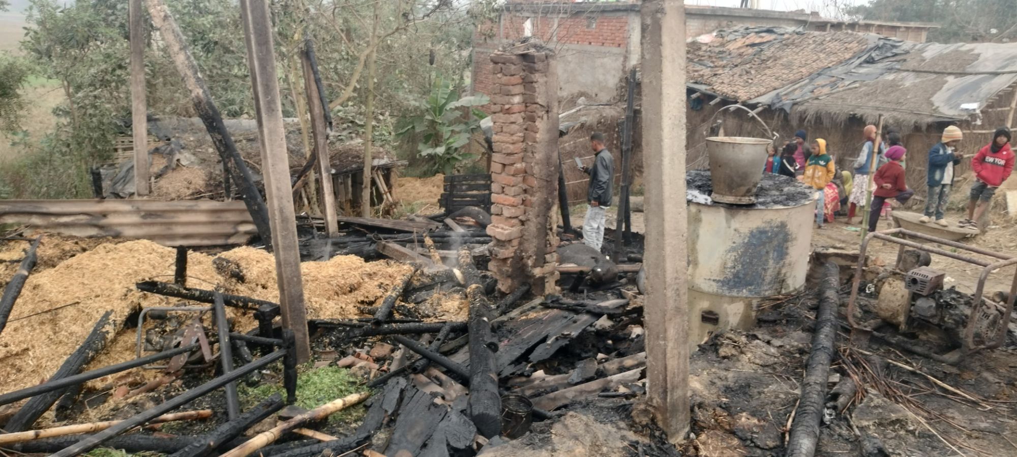 Darbhanga News: सिंहवाड़ा में भीषण आग, गांव नींद में और Fire Accident... 4 परिवार खुले आसमान के नीचे, मवेशियों की भी जलकर मौत