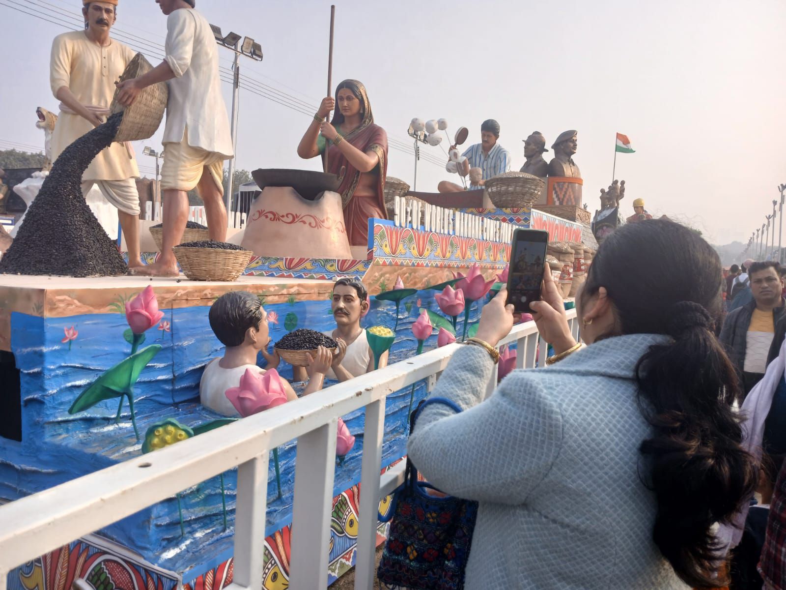 Bharat Parv 2026: दिल्ली में 'चमका' मिथिला का सोना, Bihar Makhana की झांकी ने लूटा मेला, विदेशों तक बढ़ी डिमांड | Deshaj Times Bharat Parv 2026: दिल्ली में 'चमका' मिथिला का सोना, Bihar Makhana की झांकी ने लूटा मेला, विदेशों तक बढ़ी डिमांड