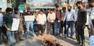 Bhagalpur News: NEET छात्रा की मौत पर सुलगा भागलपुर, सड़क पर उतरे कार्यकर्ता, फूंका पुतला Bihar News Deshaj Times