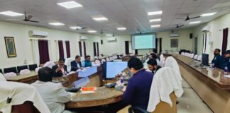 Darbhanga News: आयुक्त हिमांशु ने खींची विकास की लकीर, पशु-मत्स्य विभाग की योजनाओं पर अधिकारियों को दिए सख्त निर्देश Bihar News Deshaj Times