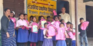 Bokaro News: स्कूल की जर्जर हालत देख भड़के DC Ajay Nath Jha, रातों-रात सामुदायिक भवन में लगी क्लास, बच्चों को मिले नए बस्ते