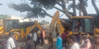 Bhagalpur News: शाहकुंड बाजार में फिर गरजा बुलडोजर, 25 मकान-दुकानें जमींदोज, 240 लोगों को थमाया नोटिस… पढ़िए प्रशासन का पीला पंजा Bihar News Deshaj Times